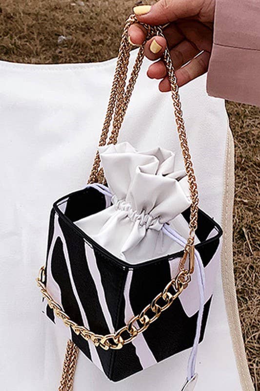 CHAIN SMALL SQUARE BOX BUCKET MAKEUP BAG_CWAB347