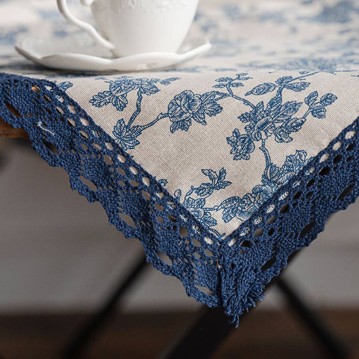 HOME BLUE ROSE PRINT PASTORAL TABLECLOTH