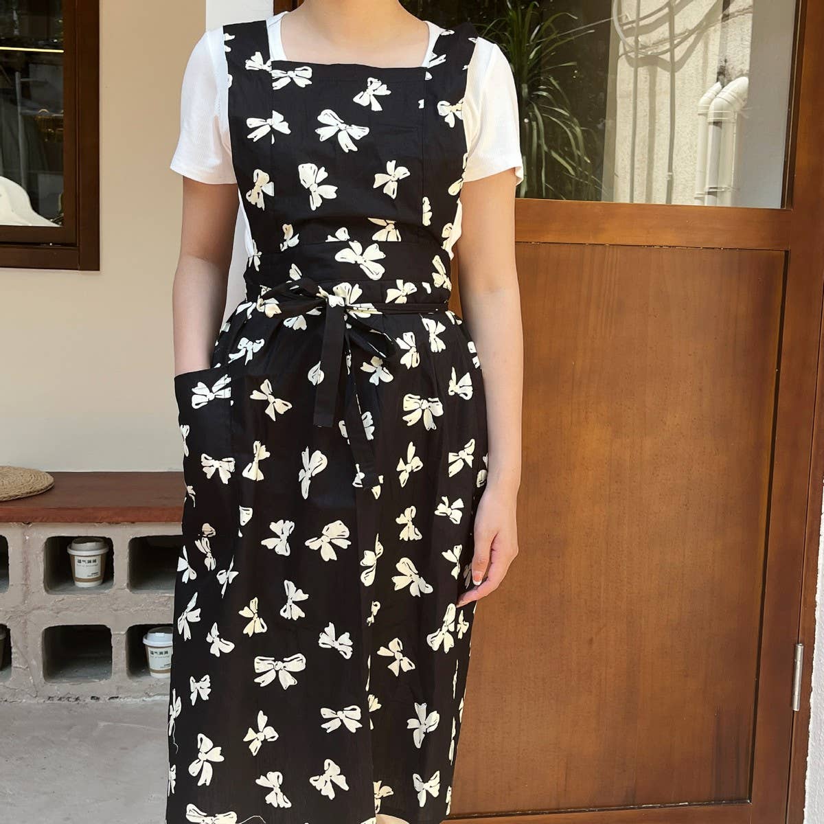 VEST BLACK AND WHITE BOW PRINT H-SHAPED APRON