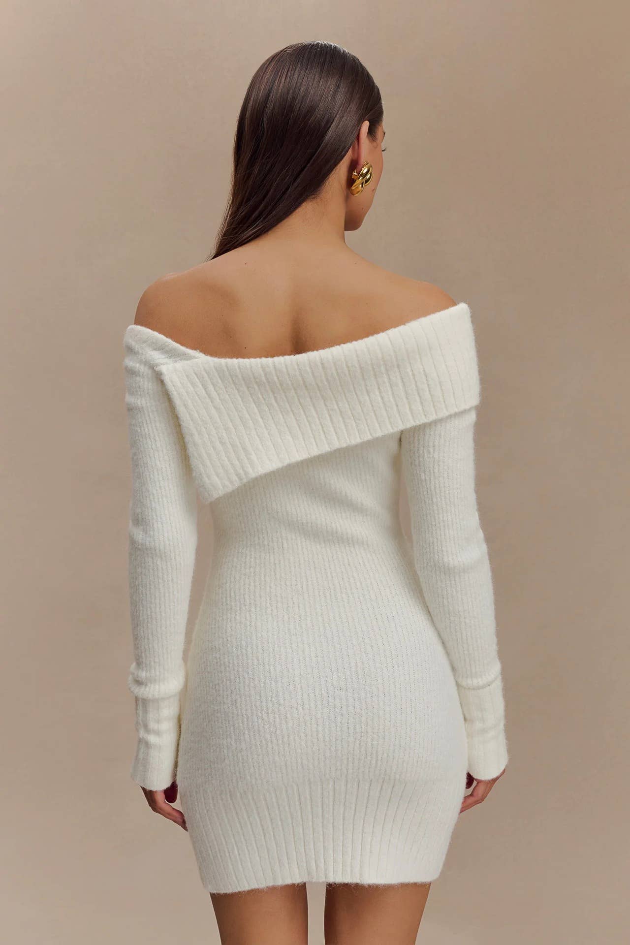 LONG-SLEEVED LINE-NECK KNIT TIGHT SHORT DRESS