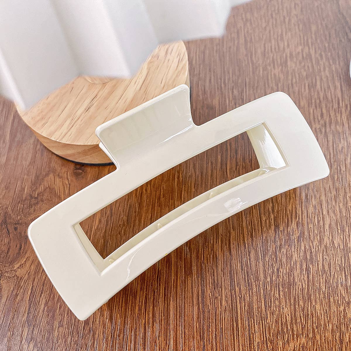 Arc-shaped semi-circular transparent gripper