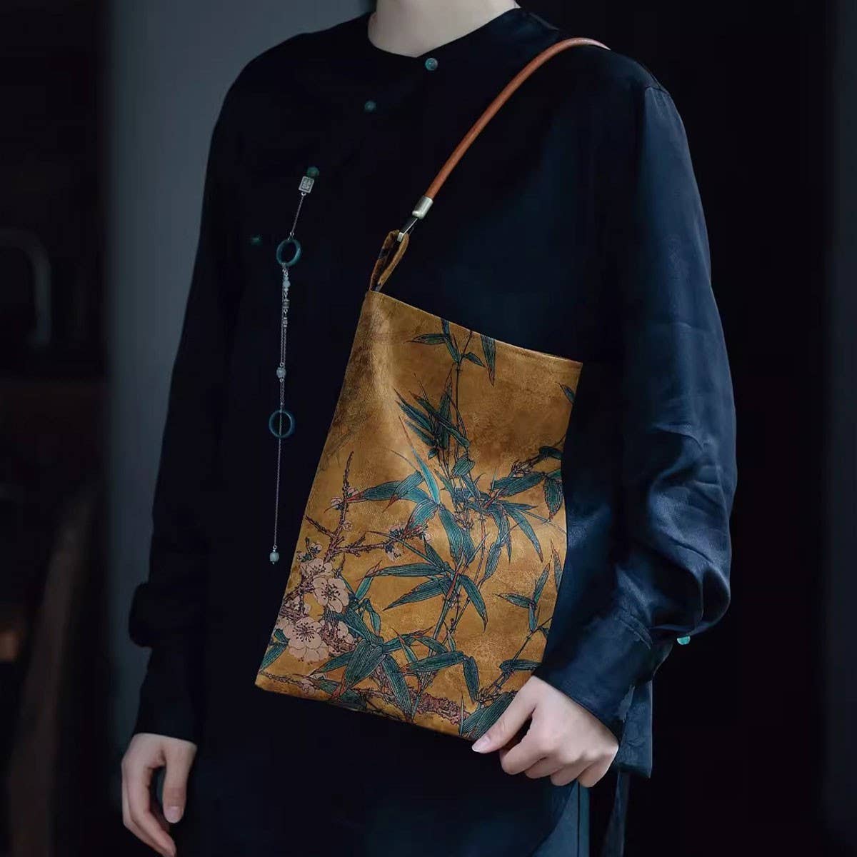 VERSATILE ART LARGE SHOULDER UNDERARM HANDBAG_CWAB4117