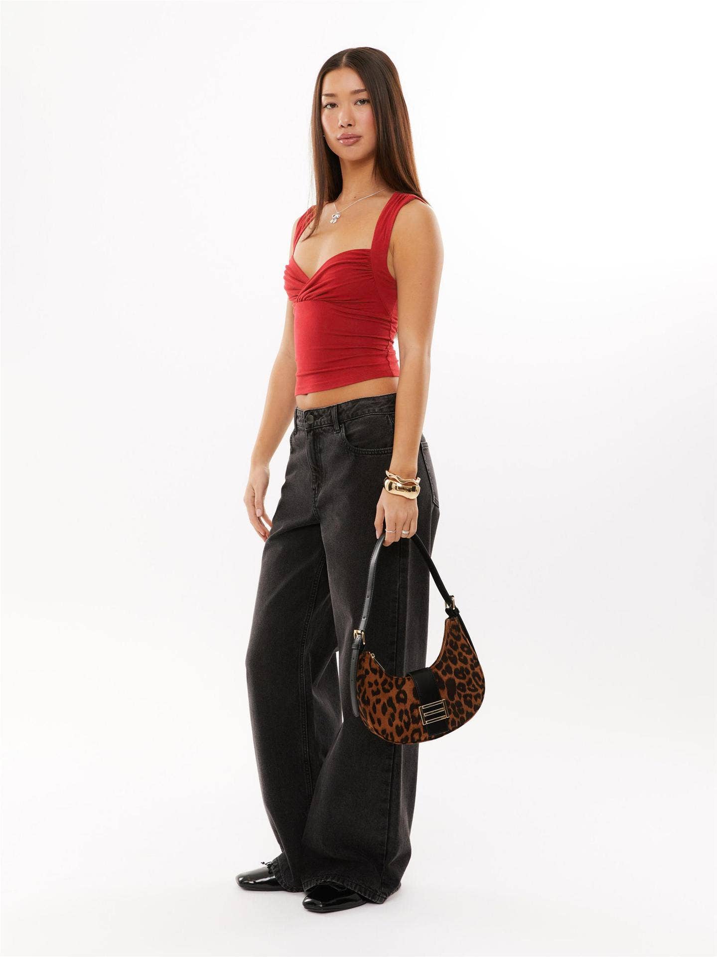 Solid color low-neck sleeveless slim-fit vest