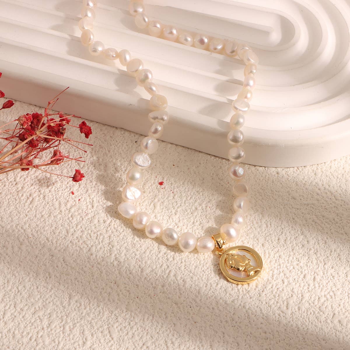 Fashionable Bahak freshwater pearl necklace