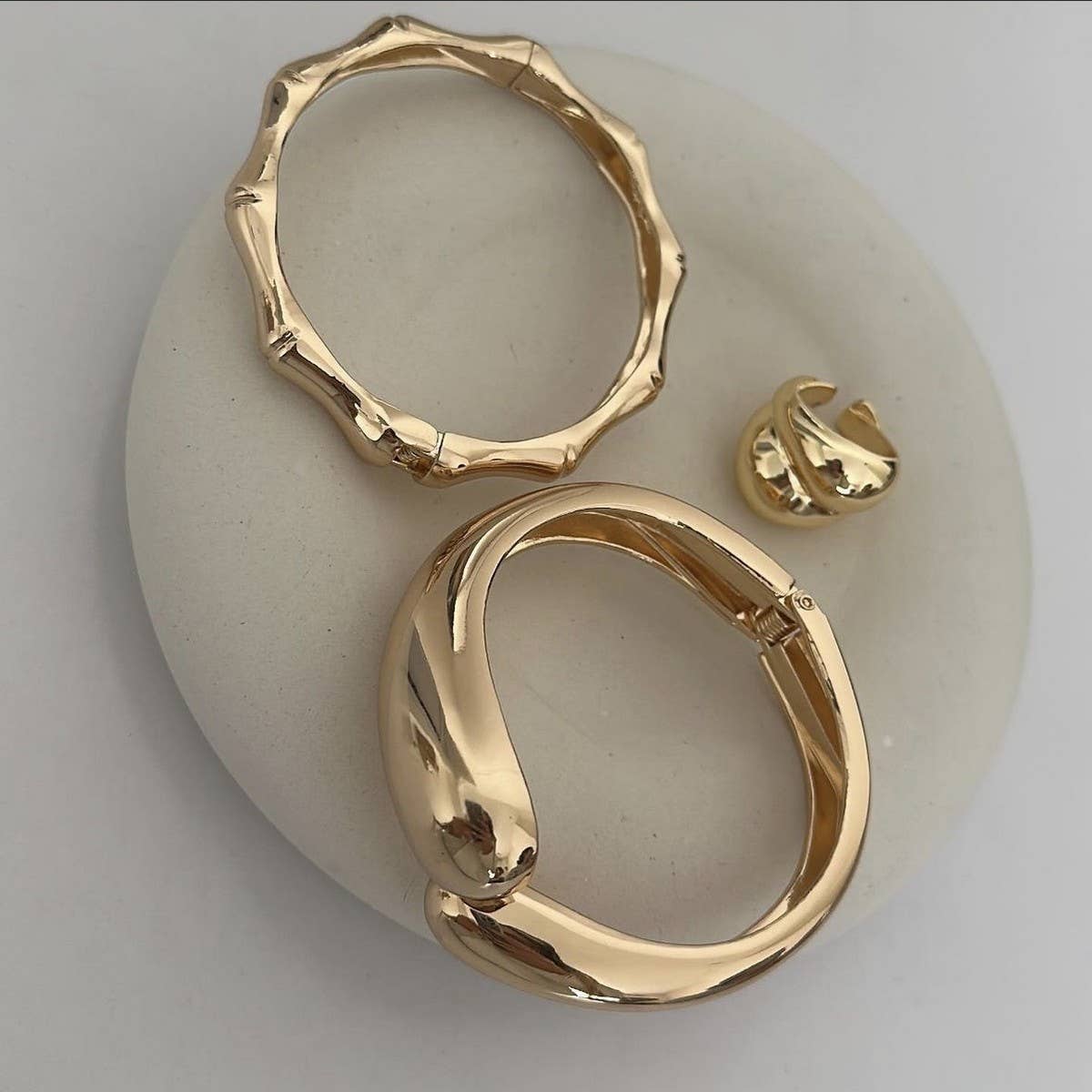 DESIGN METAL GLOSSY WATER DROP HUG BRACELET