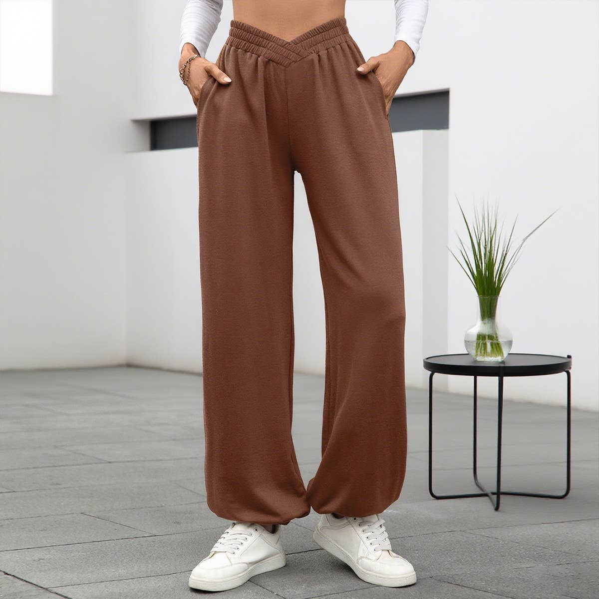 Tight waists curving legs Loose-fitting trousers