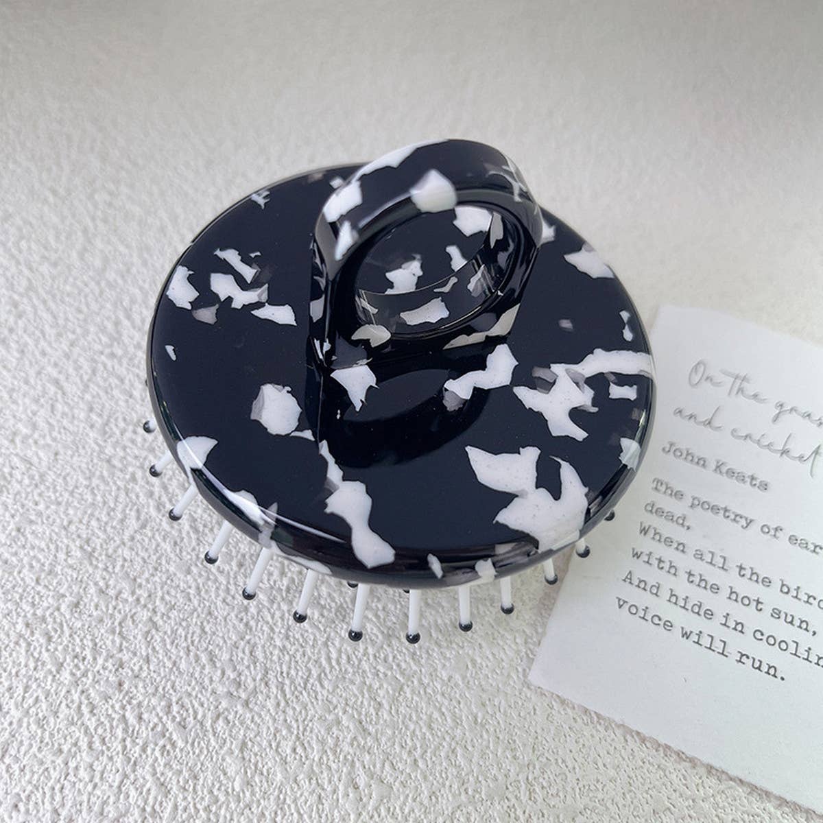 SIMPLE AND PORTABLE MASSAGE COMB