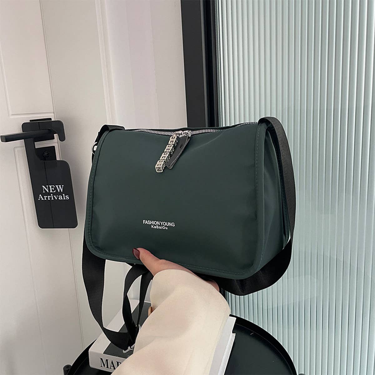 SIMPLE LARGE CAPACITY CASUAL SHOULDER BAG_CWAB1549