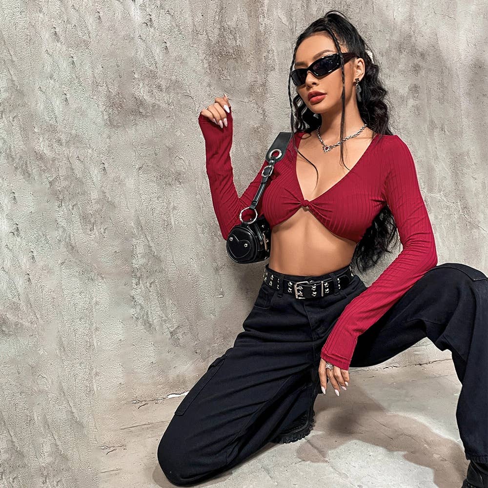 A long-sleeved T-shirt ultra-short navel