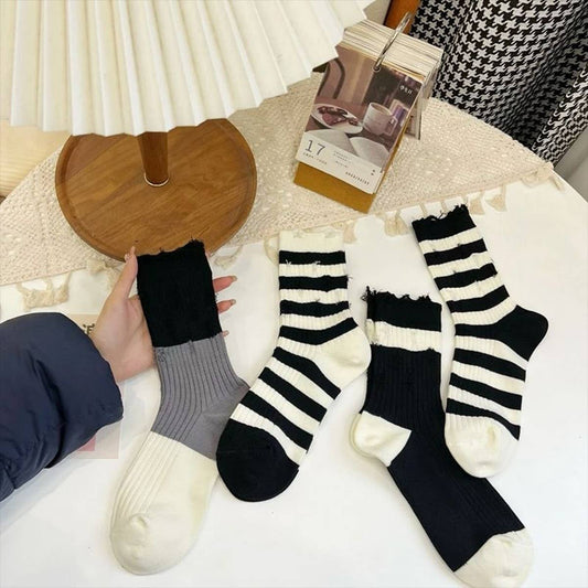 COTTON BLACK AND WHITE STRIPED HOLE SOCKS