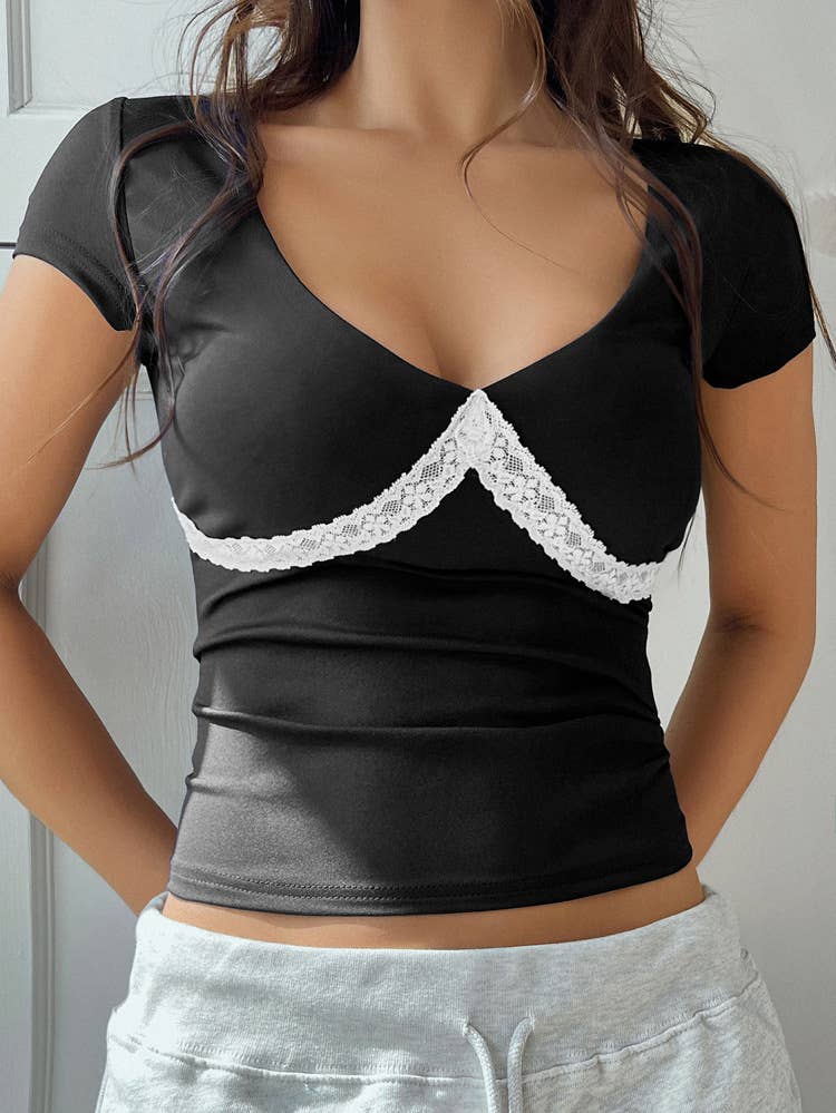 Sexy knit black white contrasting low-cut T-shirt