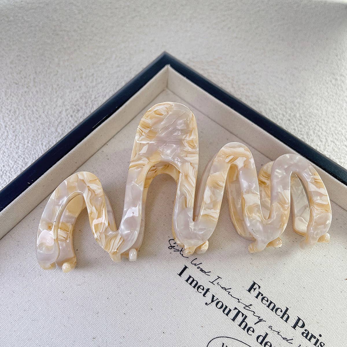 Wavy Hair Claw - Luxe Large Volume Shark Clip_CWAHA1337