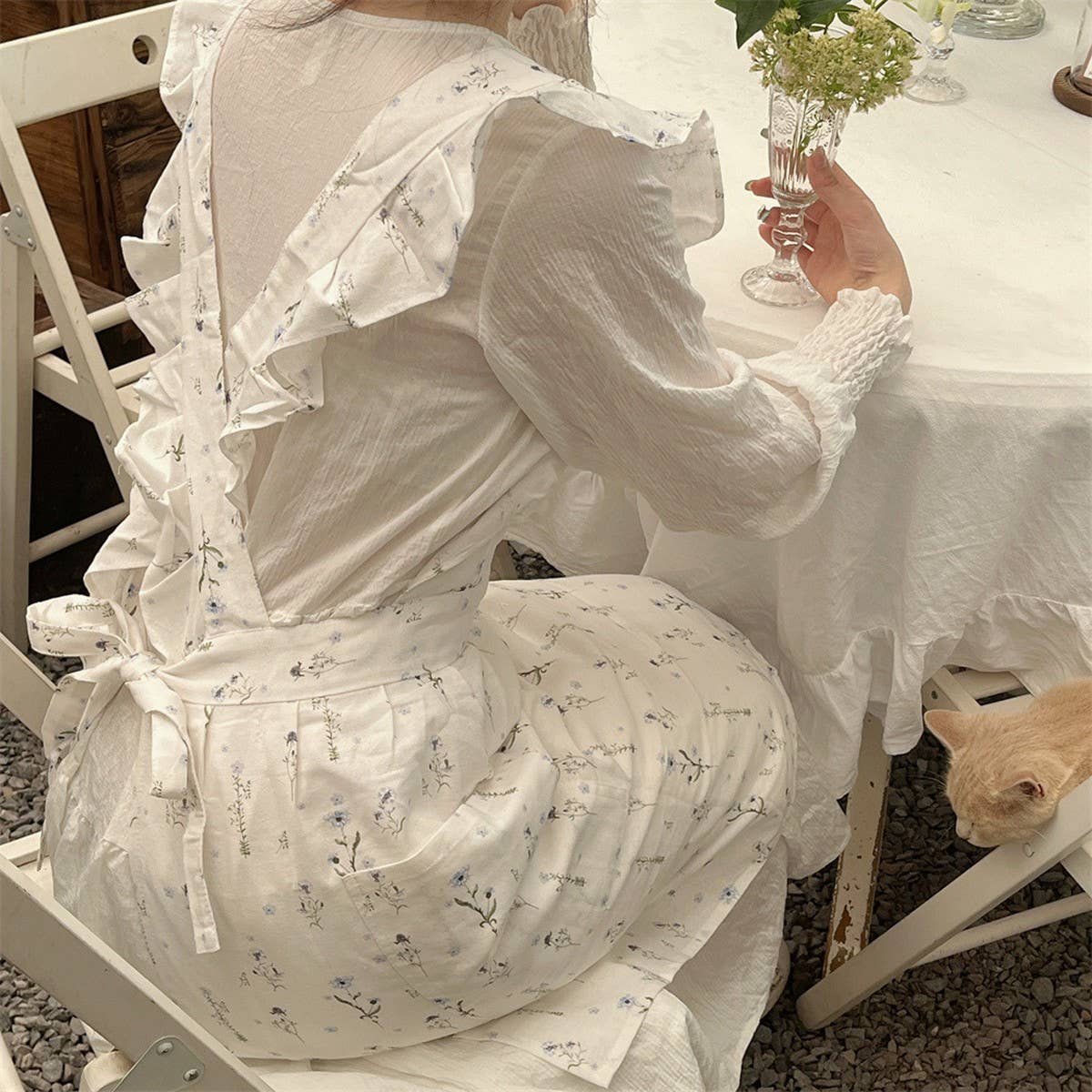 LINES,COTTON AND LINEN PRINTED RUFFLED FLORAL APRON