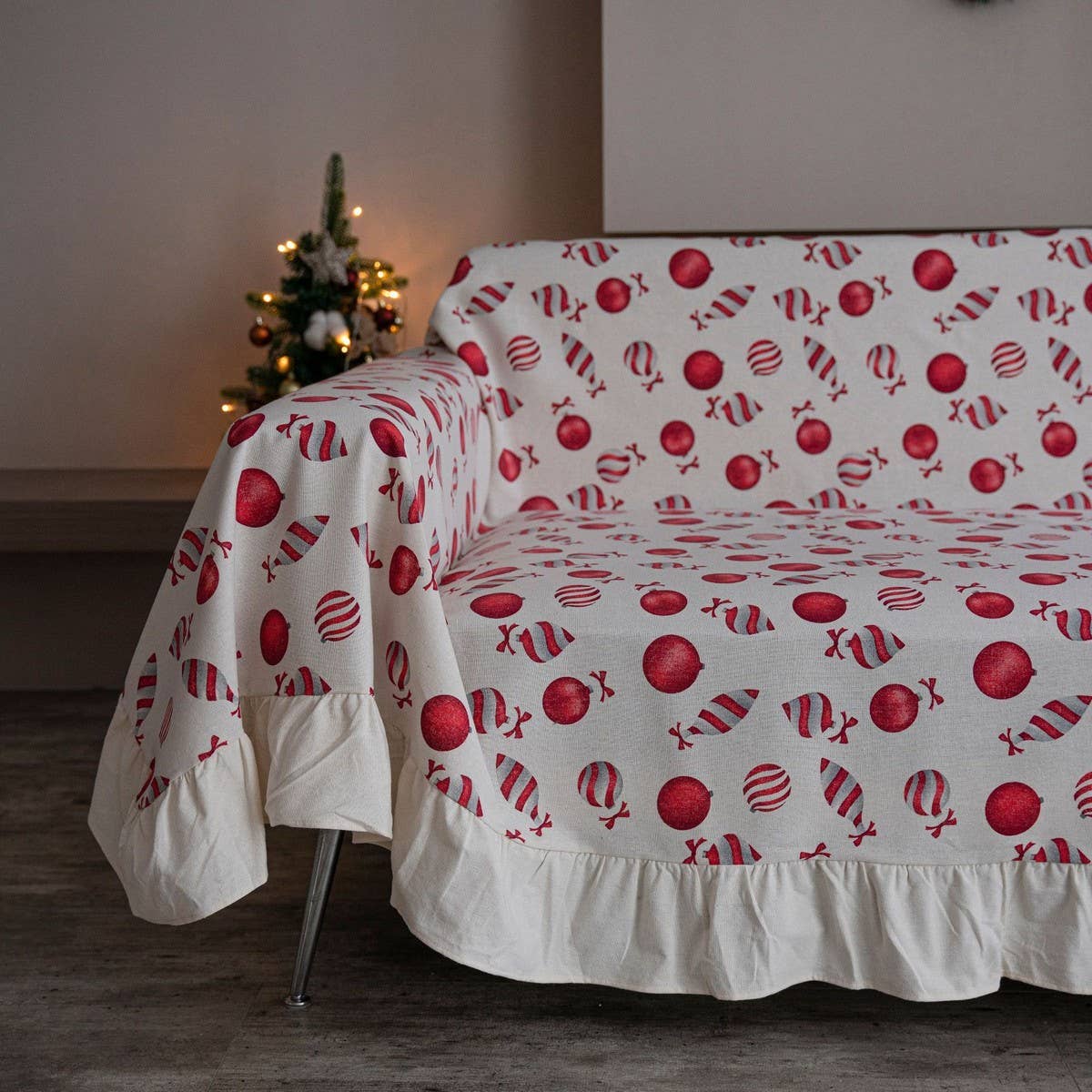 CHRISTMAS PRINT RUFFLED RETRO SOFA THROW