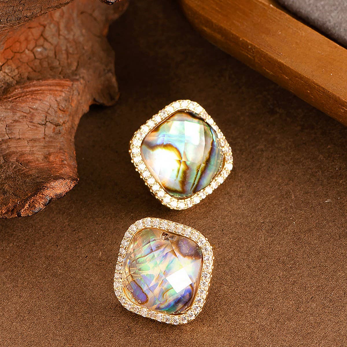 SQUARE ABALONE SHELL EARRINGS WITH DIAMONDS_CWMM4290
