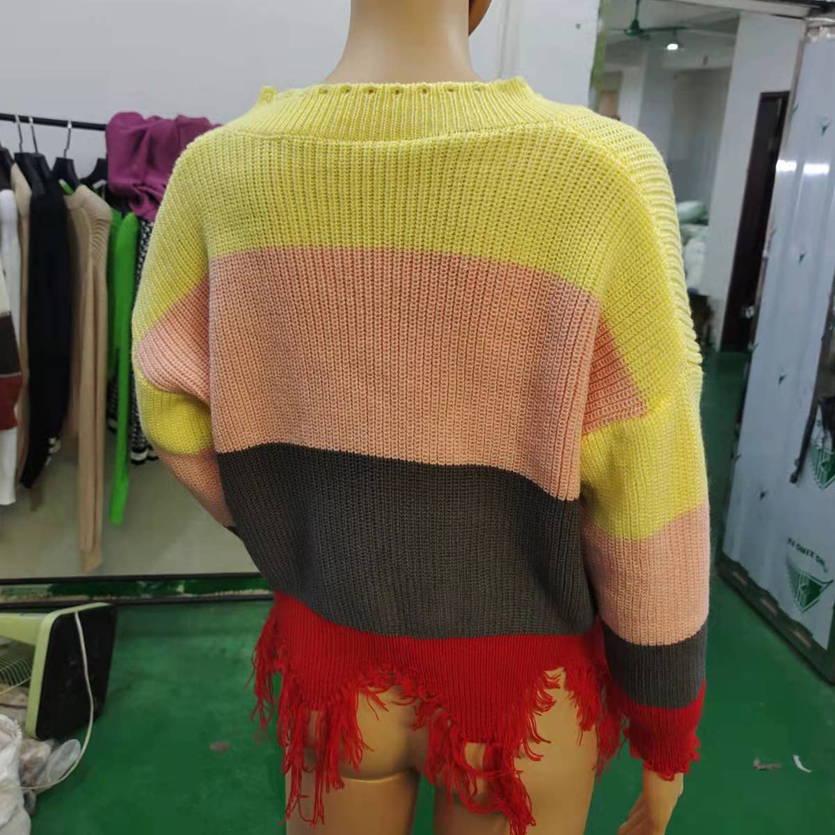 SLOUCHY V-NECK COLOR CONTRAST RAGGED FRINGE TOP