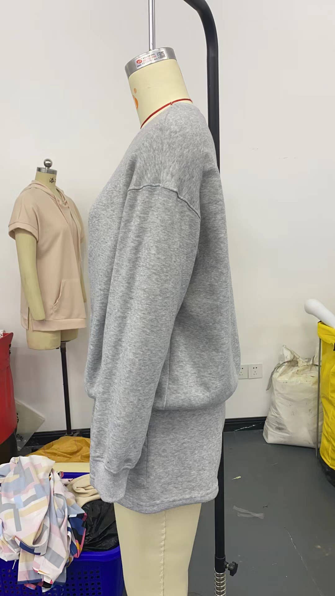 Three-inch sweatpants long sleeve sweatshirt set