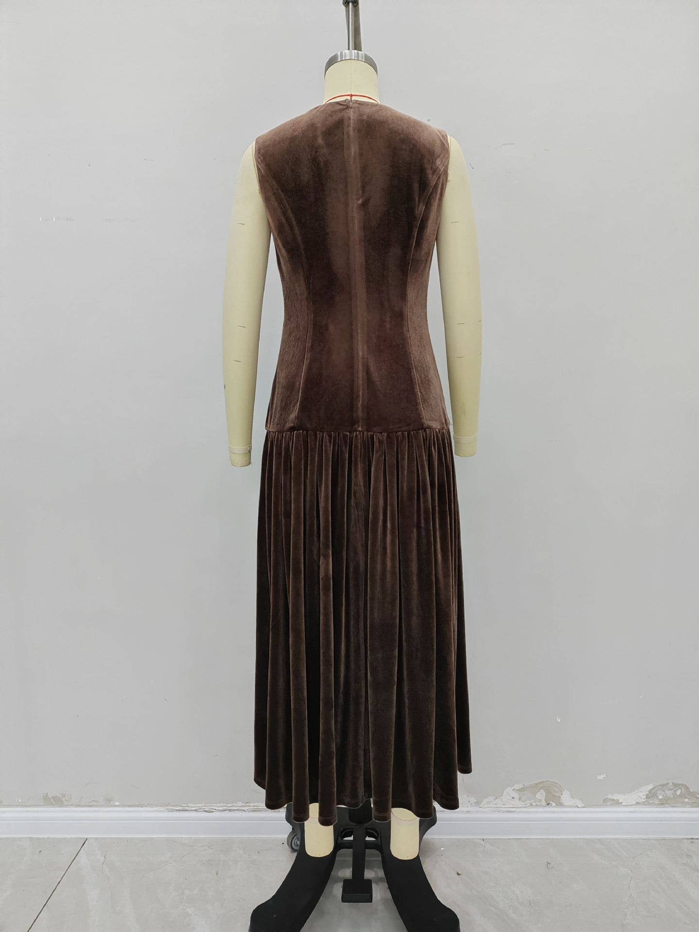 Solid-color pleated skirt sleeveless dress