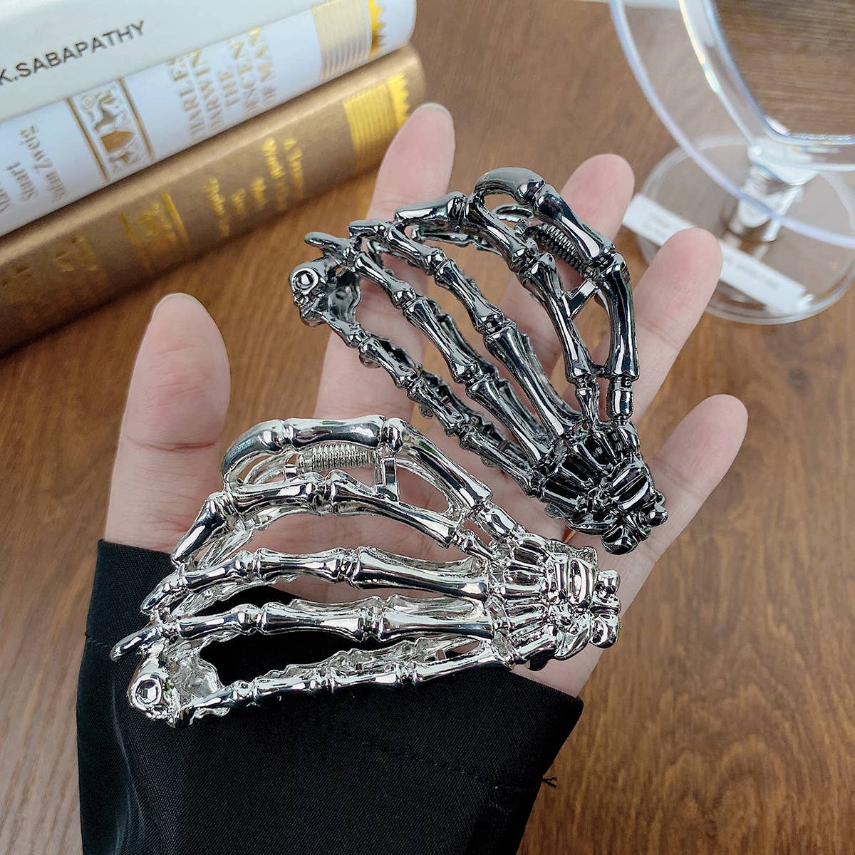 Gothic ghost hand pleated high-end alloy hairpin