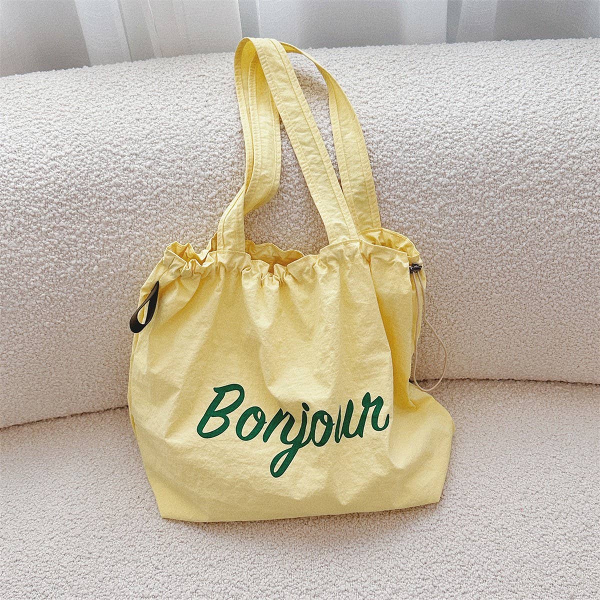 CWAB3903_LETTERING PRINT DRAWSTRING SHOULDER BAG