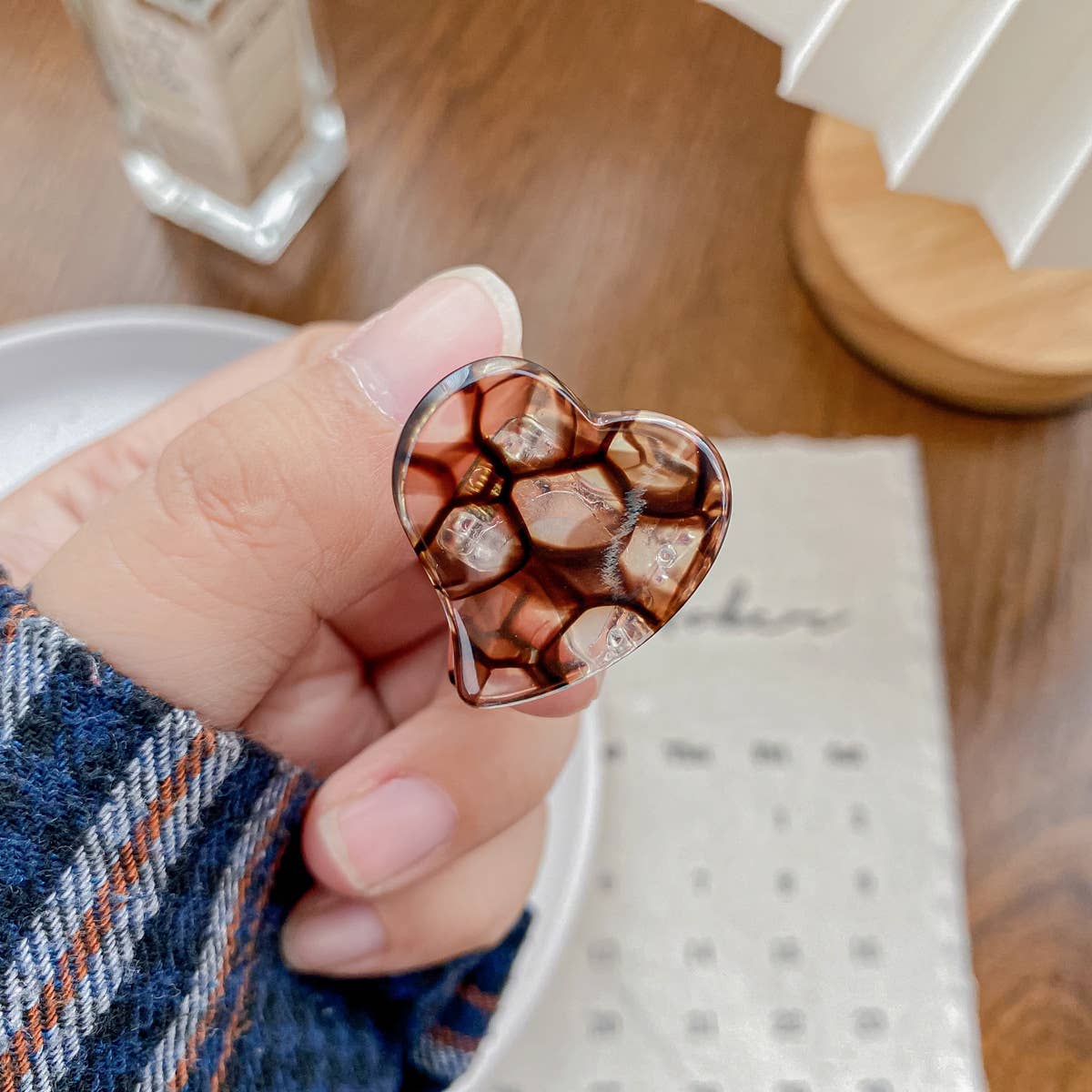 Cute acetic acid heart-shaped small clipper