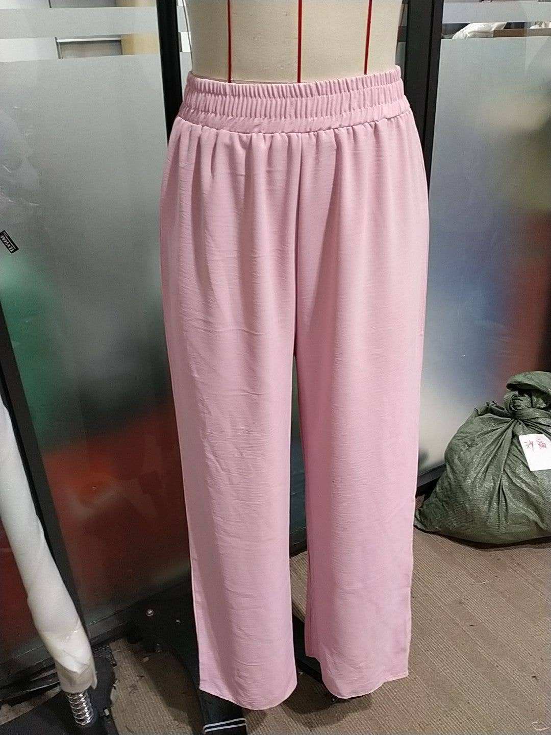 Solid-color shirt, high-waisted trousers suit