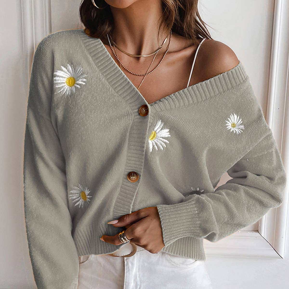 LITTLE CHRYSANTHEMUM EMBROIDERY V-NECK SWEATER