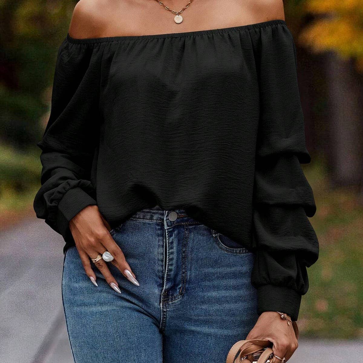 Top with a line neck and collarbone