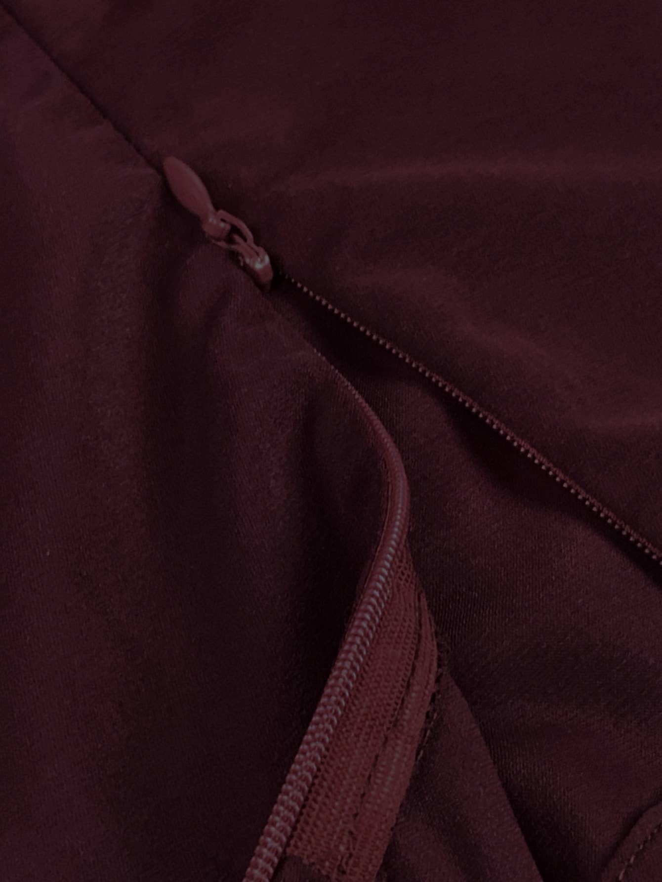 Solid color sleeveless waistline mid-length dress