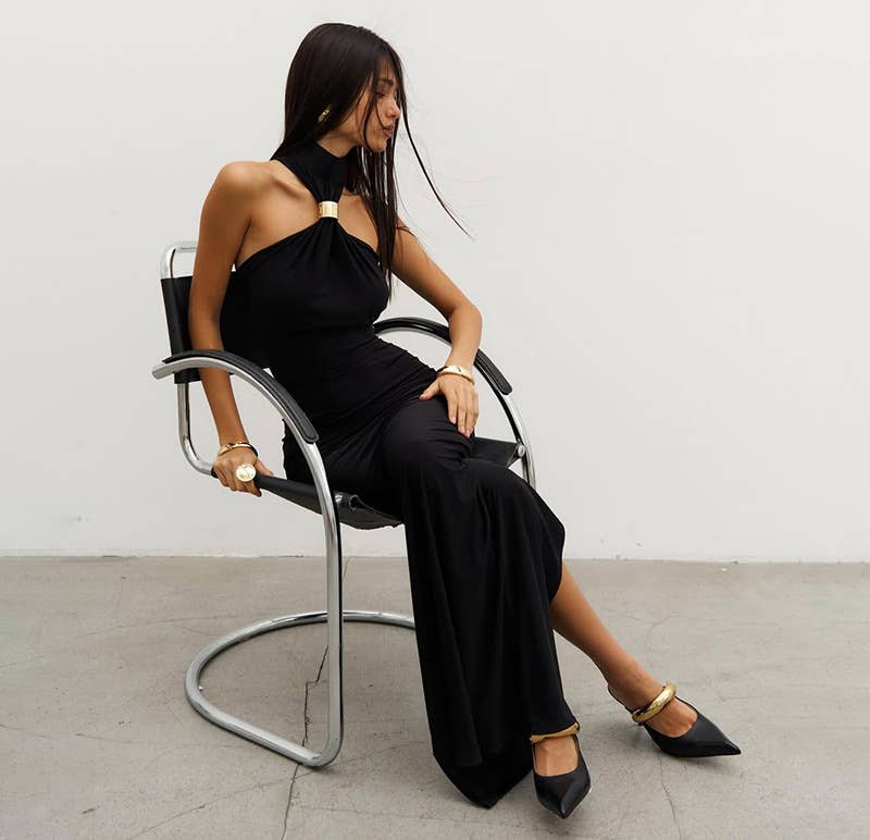 A body-hugging neck-hanging solid-color dress