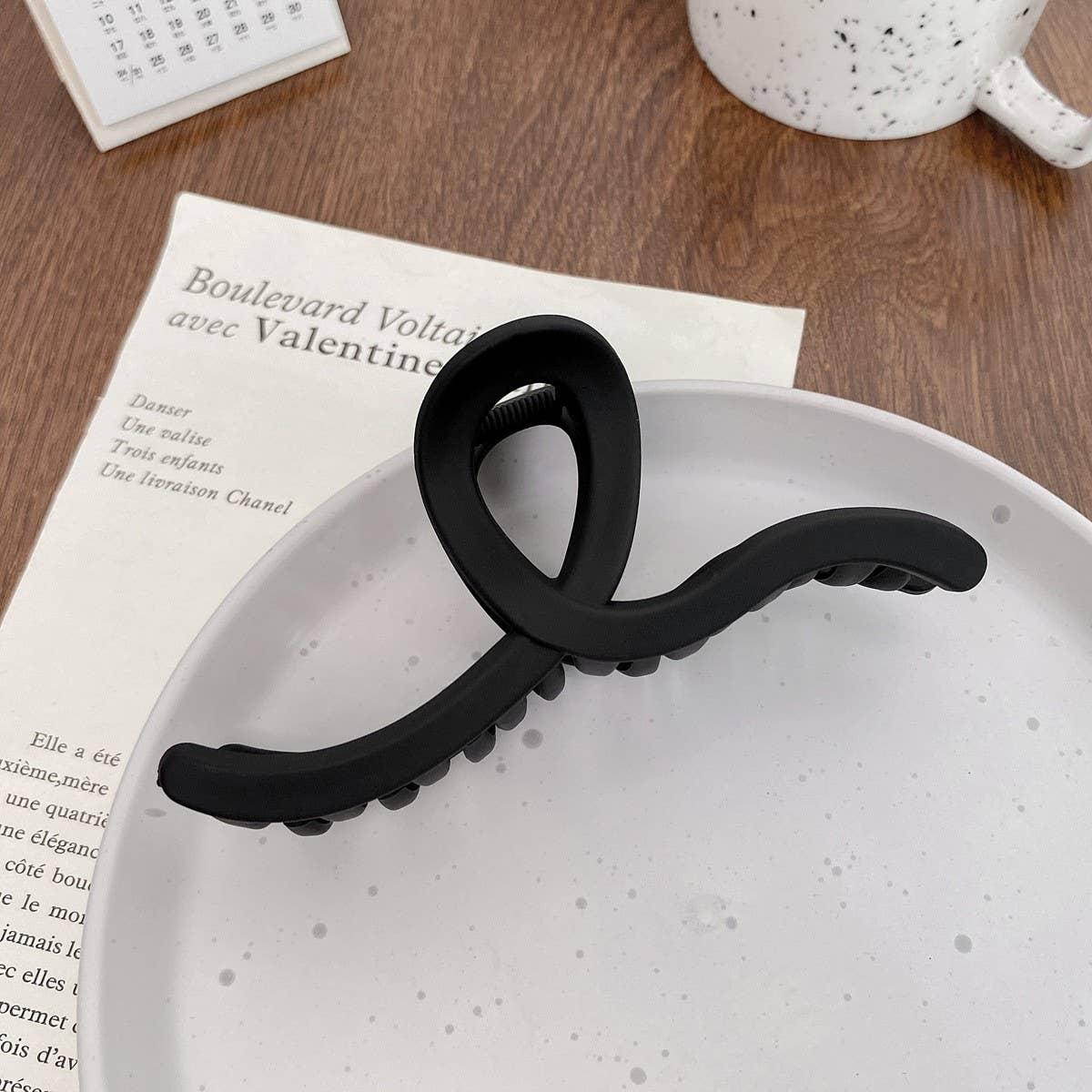 Versatile fashionable hollowed-out grab clip