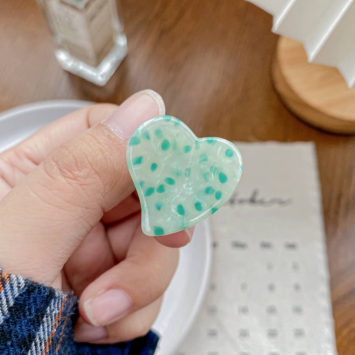 Cute acetic acid heart-shaped small clipper