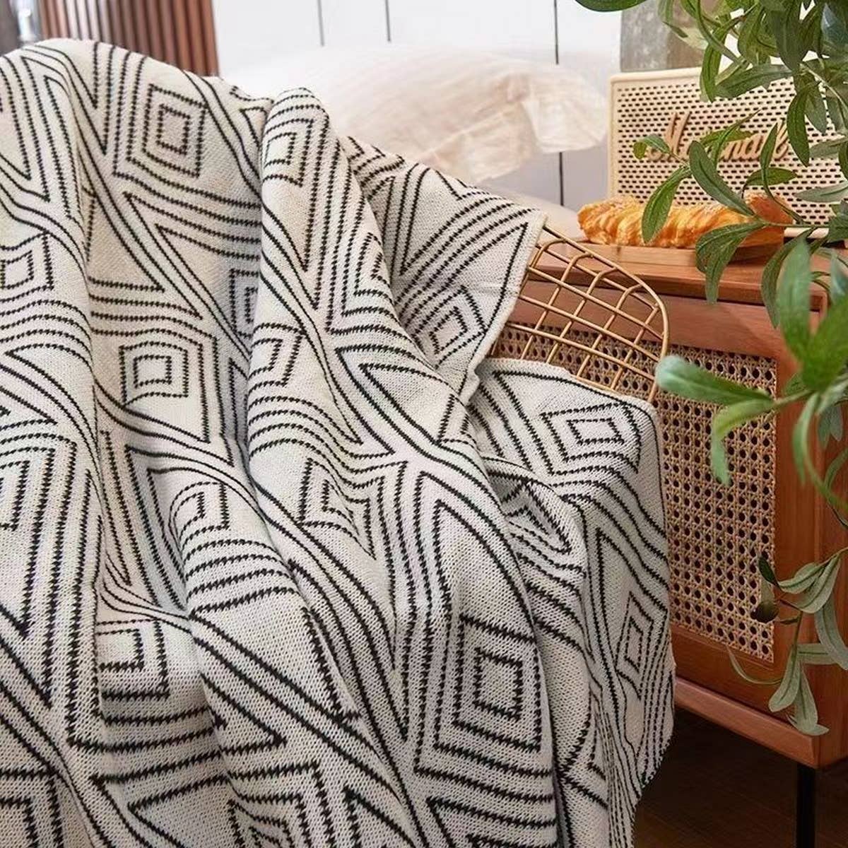 CASUAL BLACK AND WHITE KNITTED BLANKET_CWMM0417