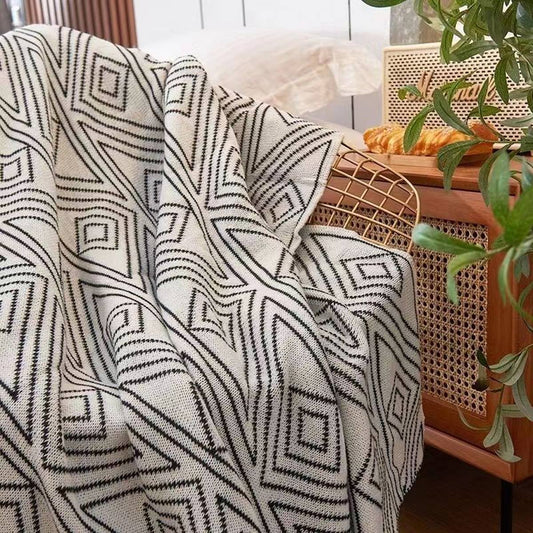 CASUAL BLACK AND WHITE KNITTED BLANKET_CWMM0417