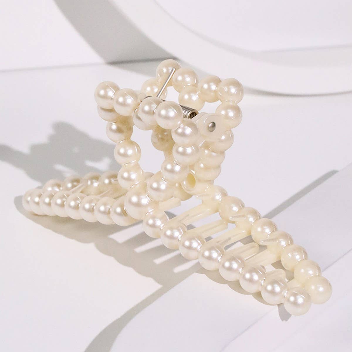 Chic Pearl Heart Claw Clip ? Minimalist Hair Grip