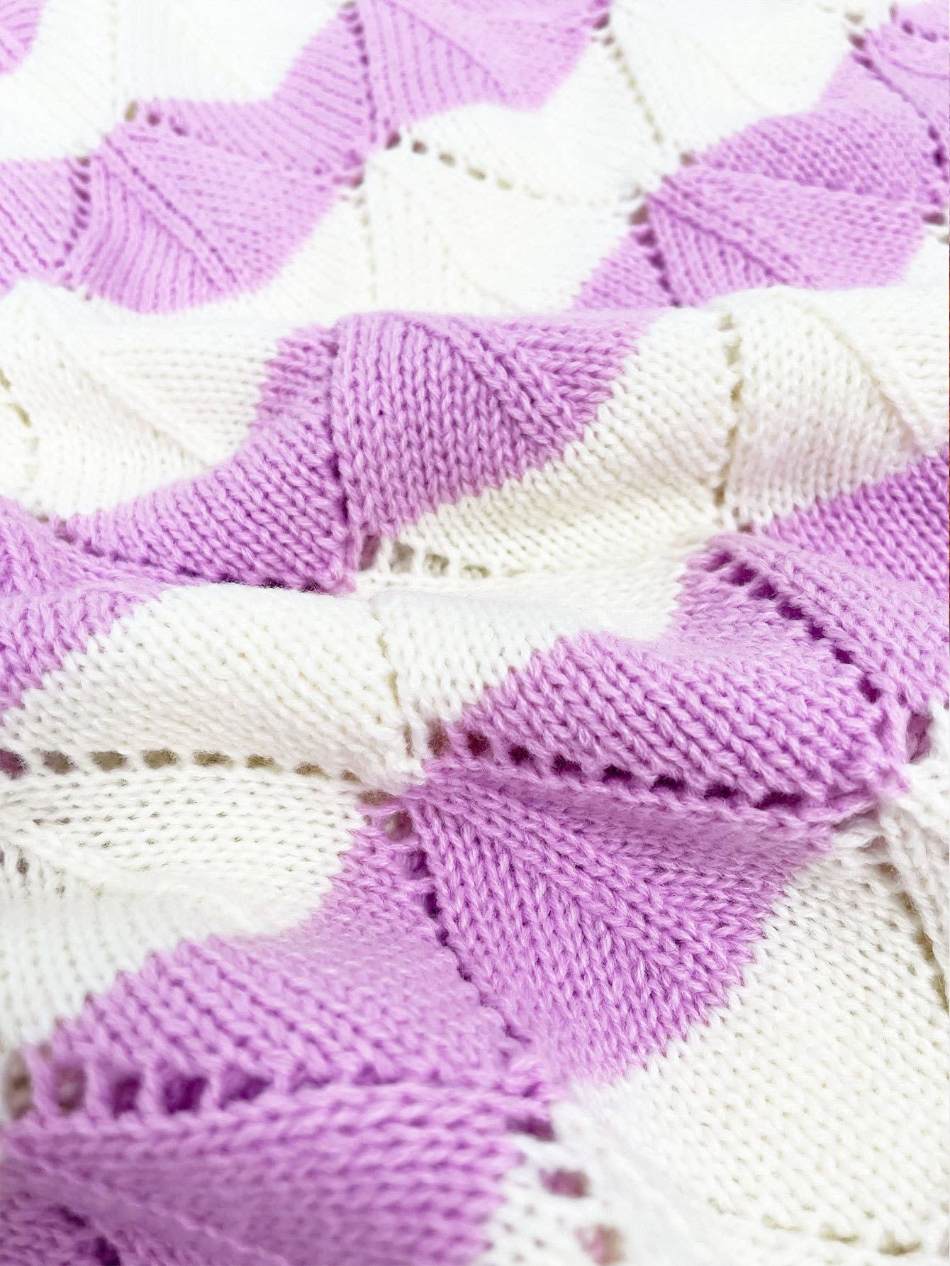 Round-neck diamond-shaped hollowed-out sweater