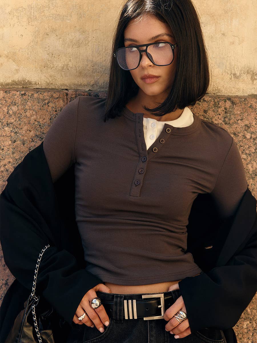 Versatile, form-fitting, round-neck T-shirt