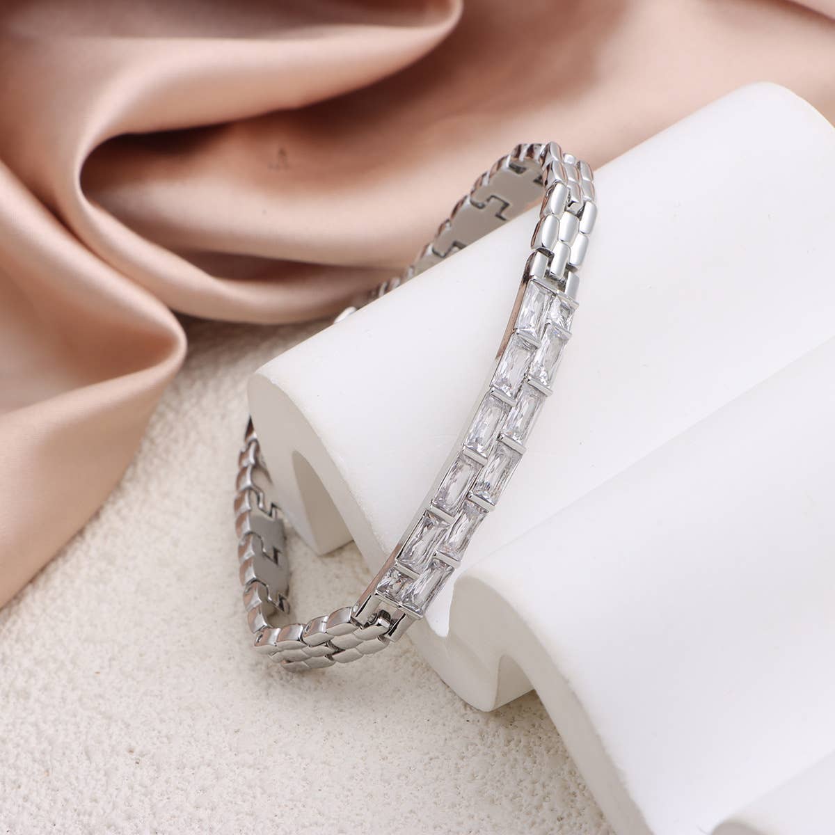 Diamond-encrusted bracelet silver metal bracelet