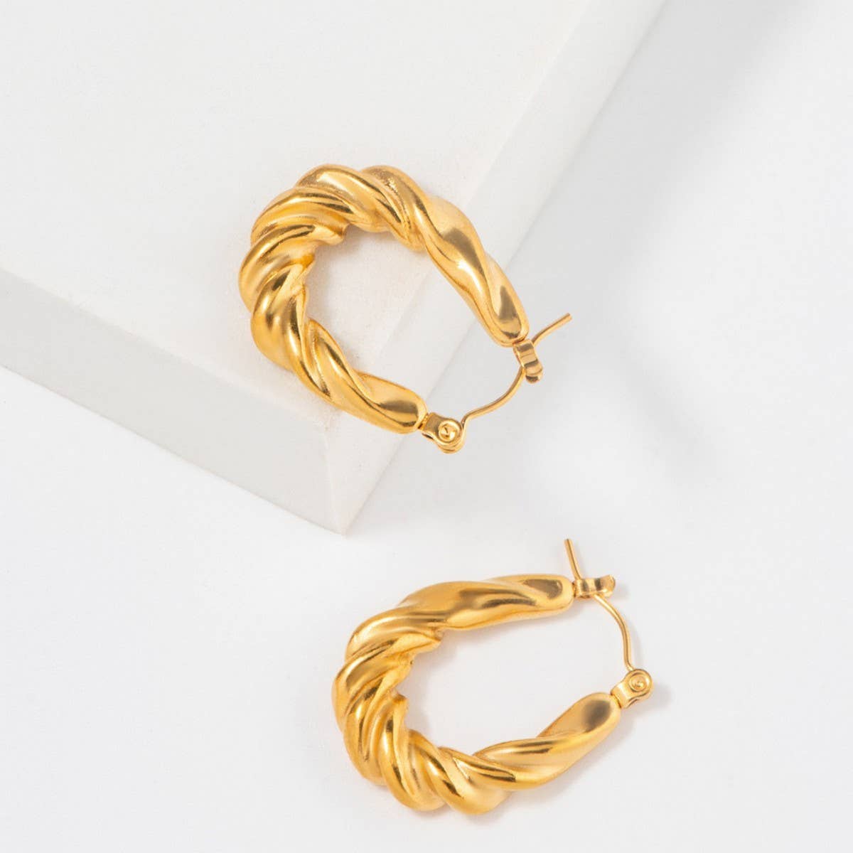 GOLD STAINLESS STEEL TWISTED U-SHAPED EARRINGS
