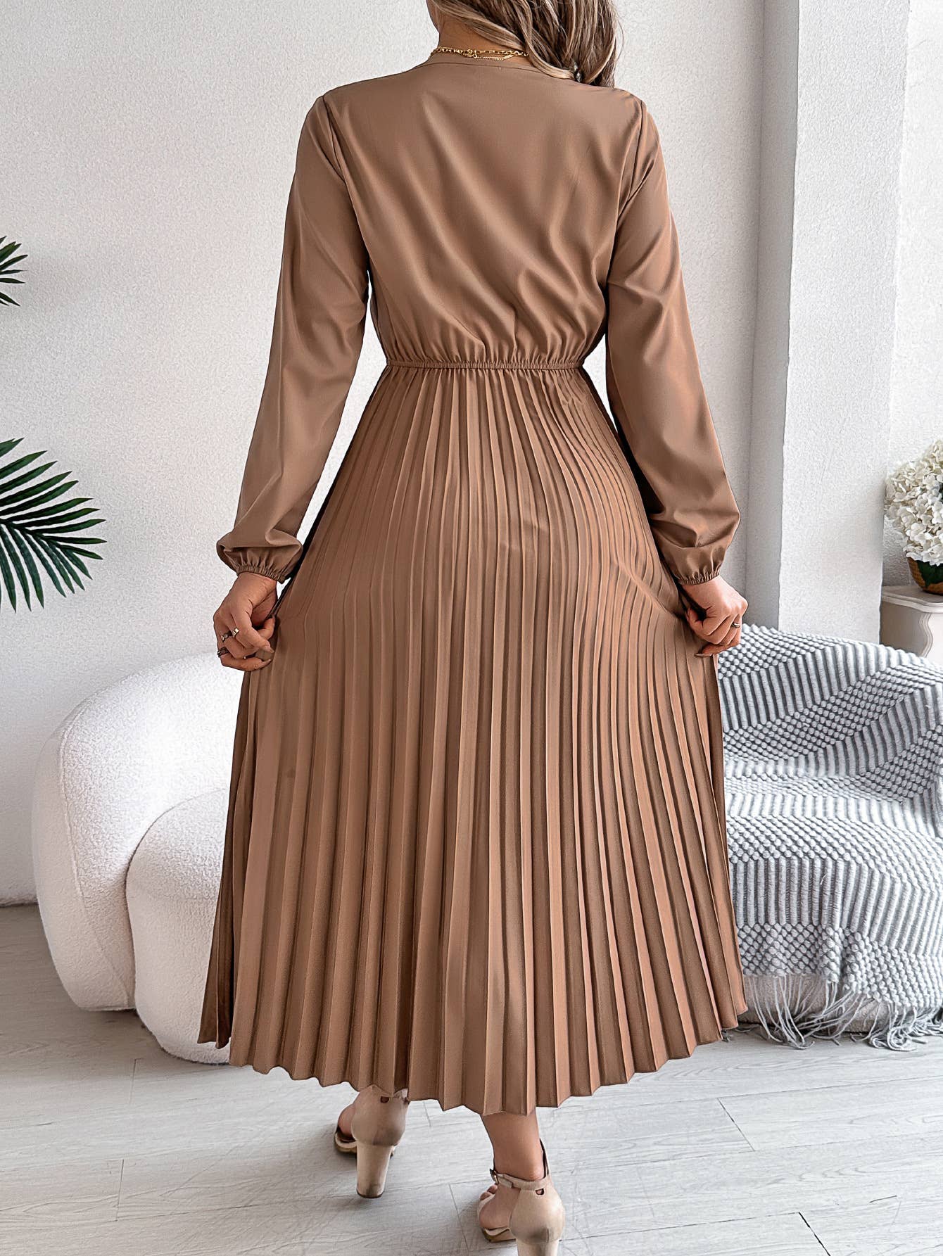 Elegant temperament V-neck waist pleated dress