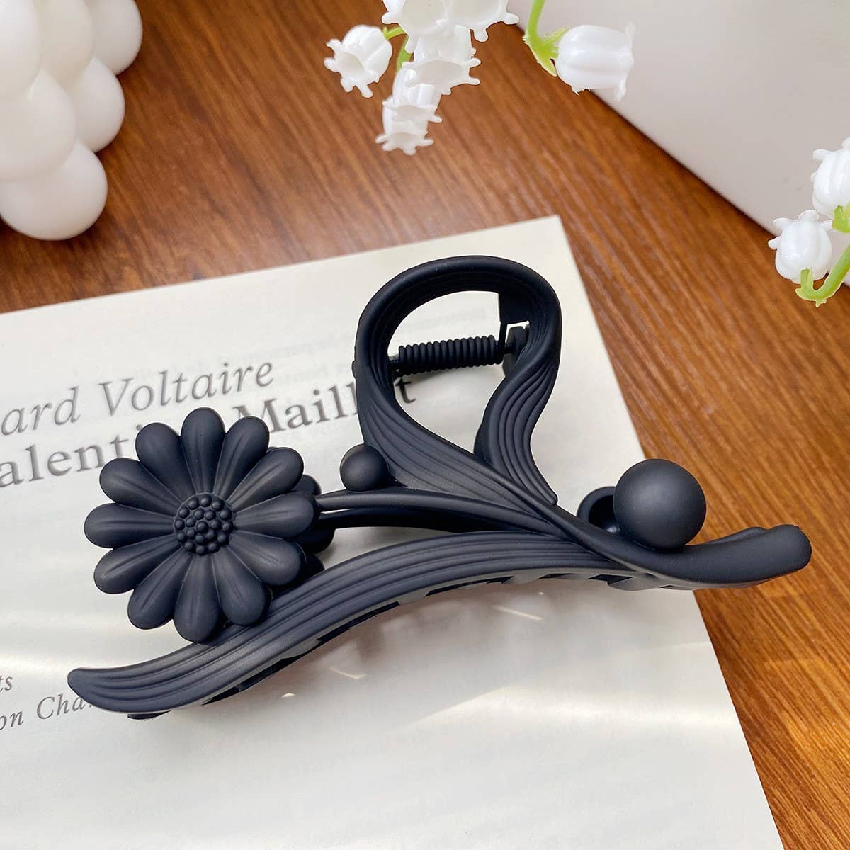 Versatile fashionable hollowed-out grab clip