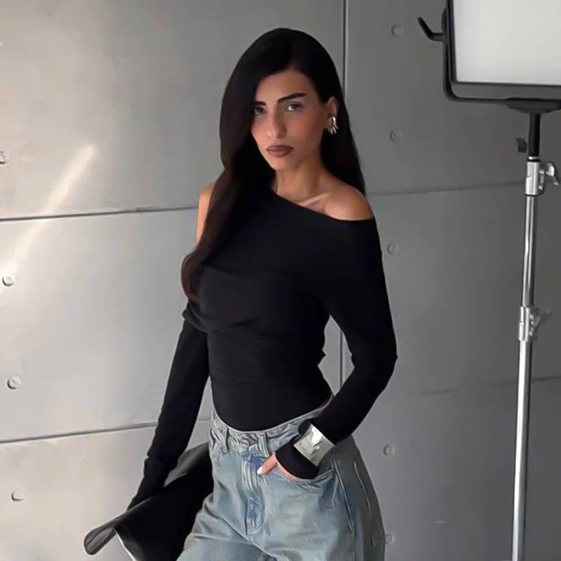 Solid color off-the-shoulder T-shirt