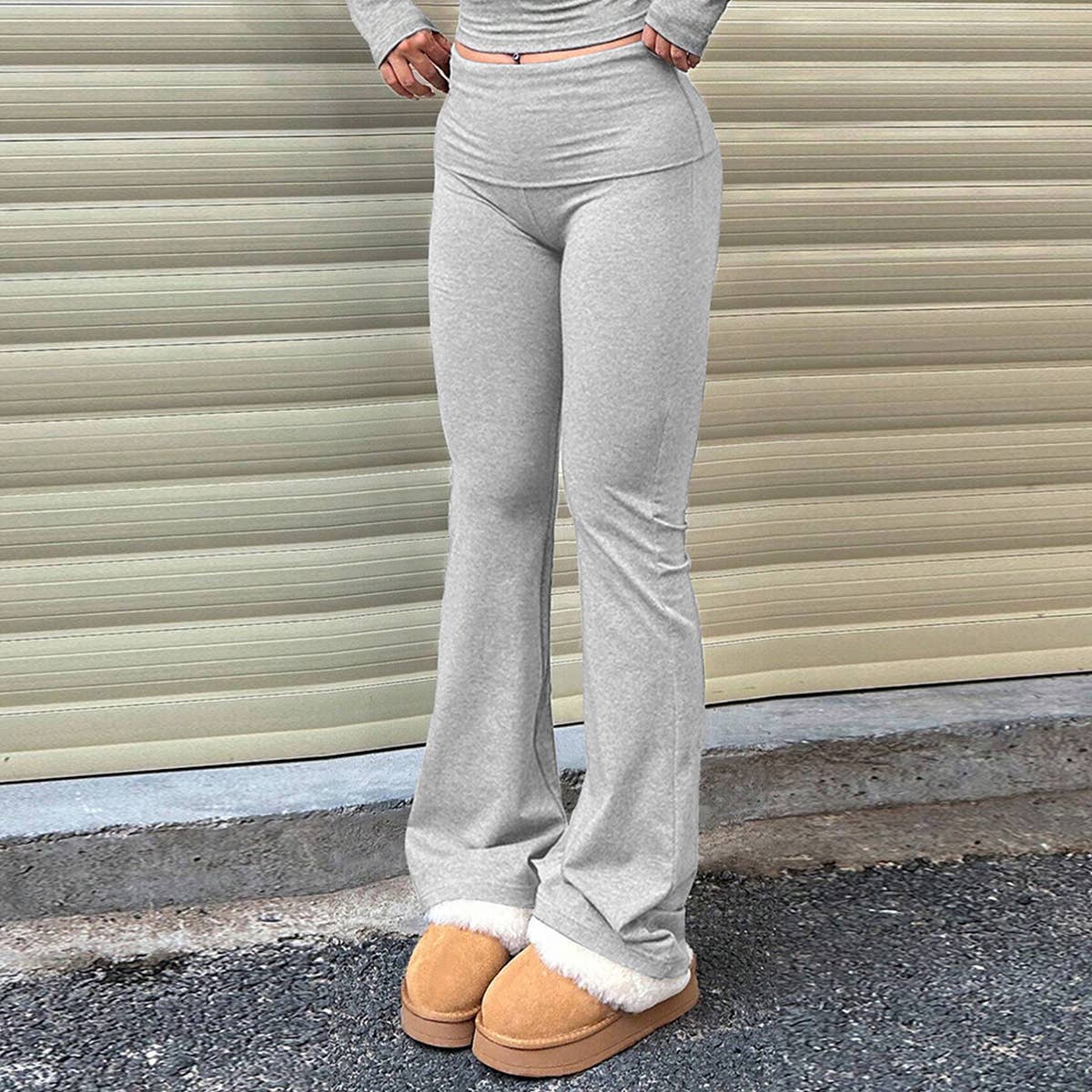 SLIM KNIT PANTS WITH A SHARP DESIGN