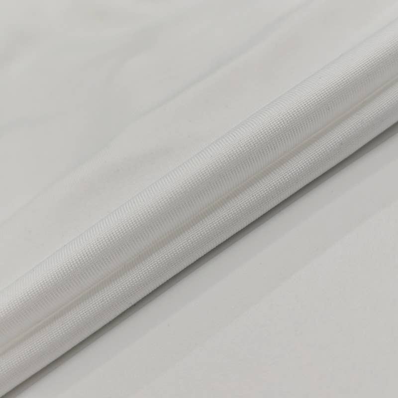 Solid-color pleated short dress wraps the hips