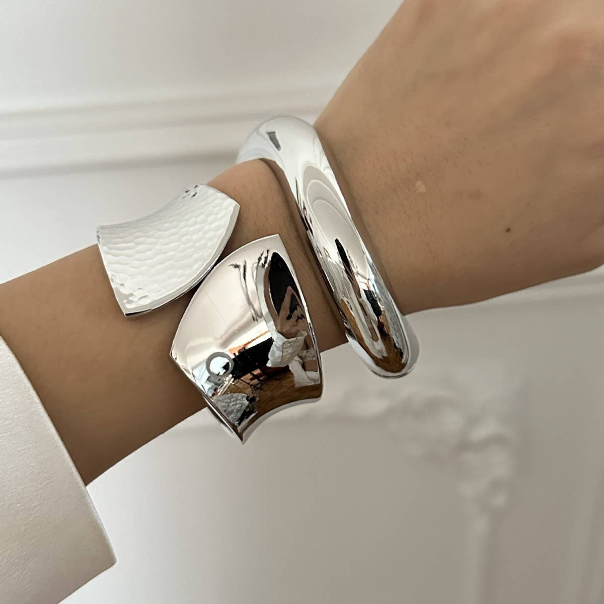 IRREGULAR HIGH-END OPEN NICHE METAL BRACELET