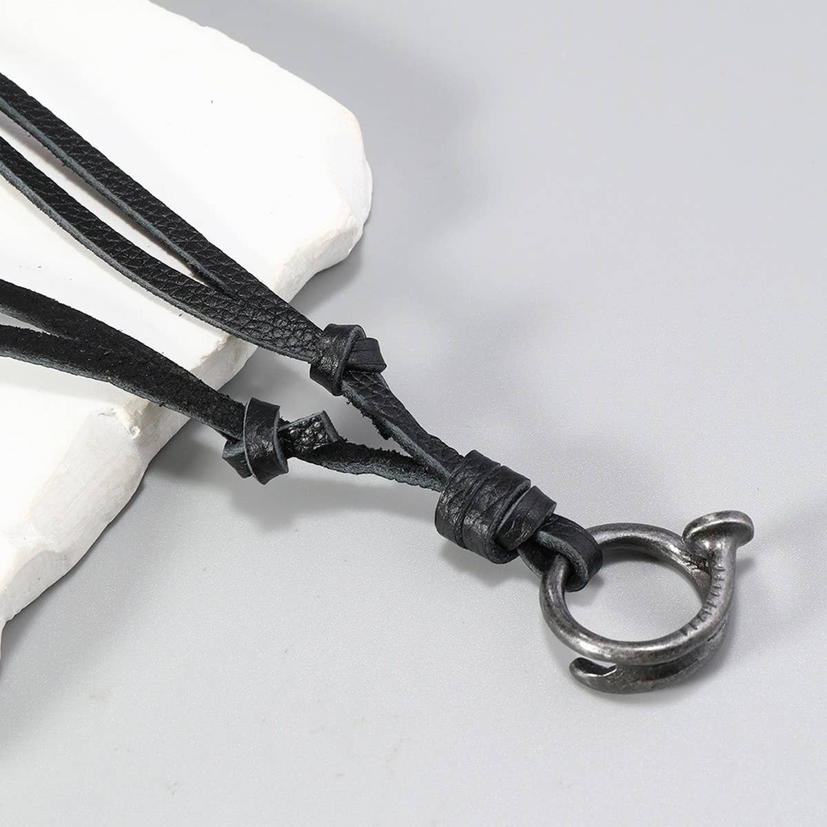 CREATIVE ADJUSTABLE VINTAGE COWHIDE NECKLACE