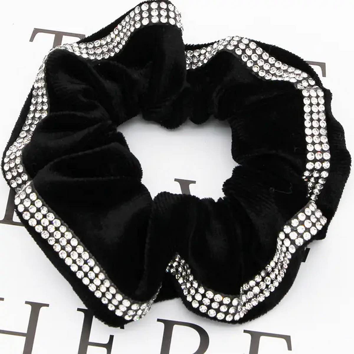 SOLID COLOR  VELVET SCRUNCHIE_CWAHA0173