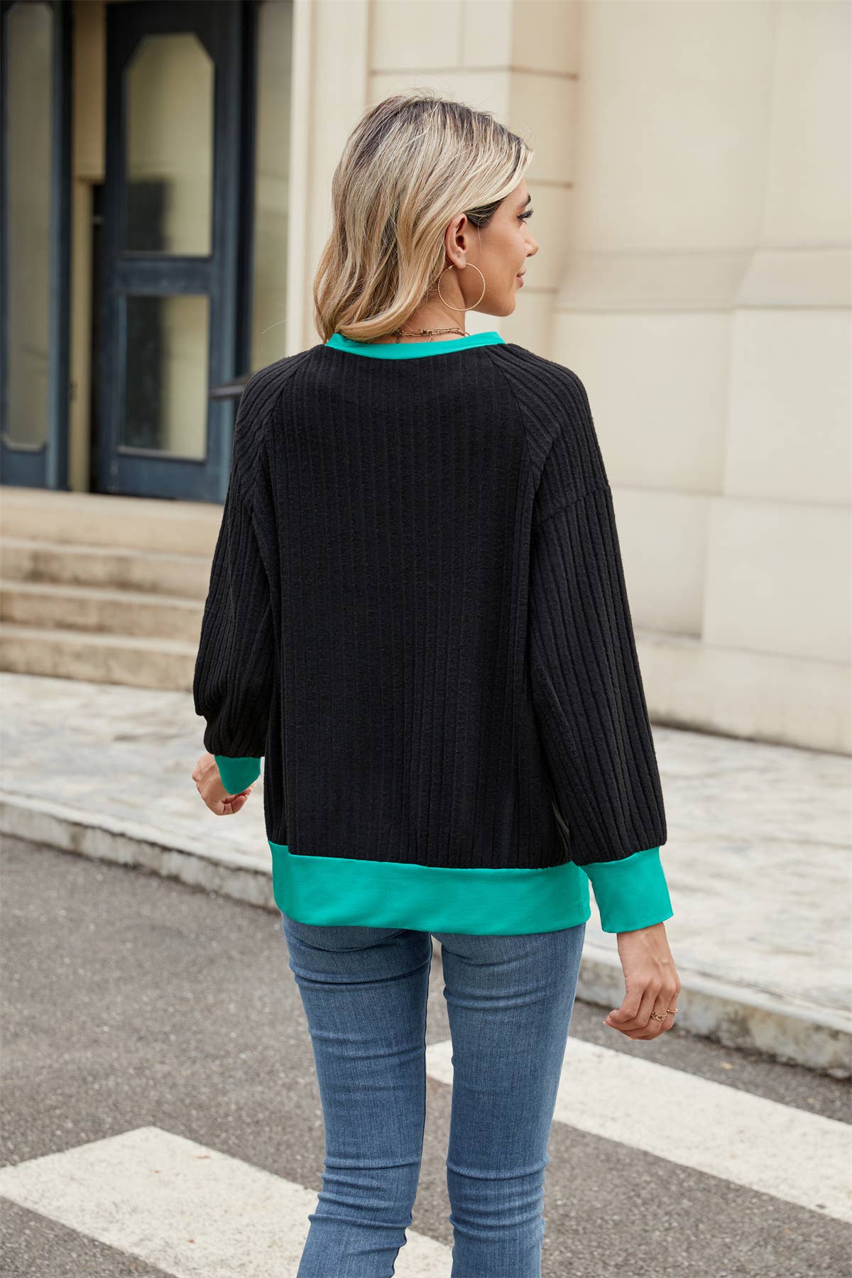 Fashionable color-blocked loose knitted top