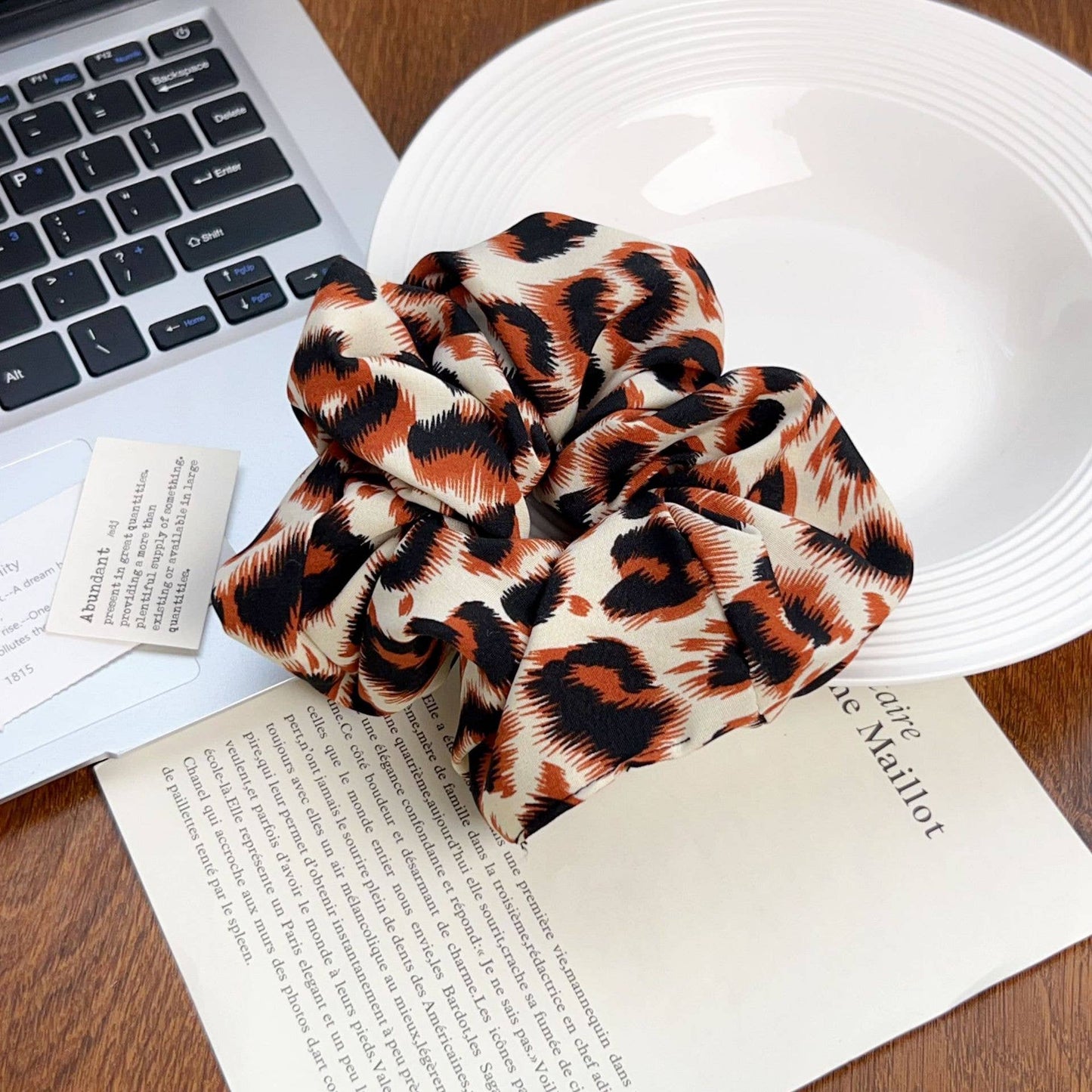 Fashionable and versatile leopard print hair tie