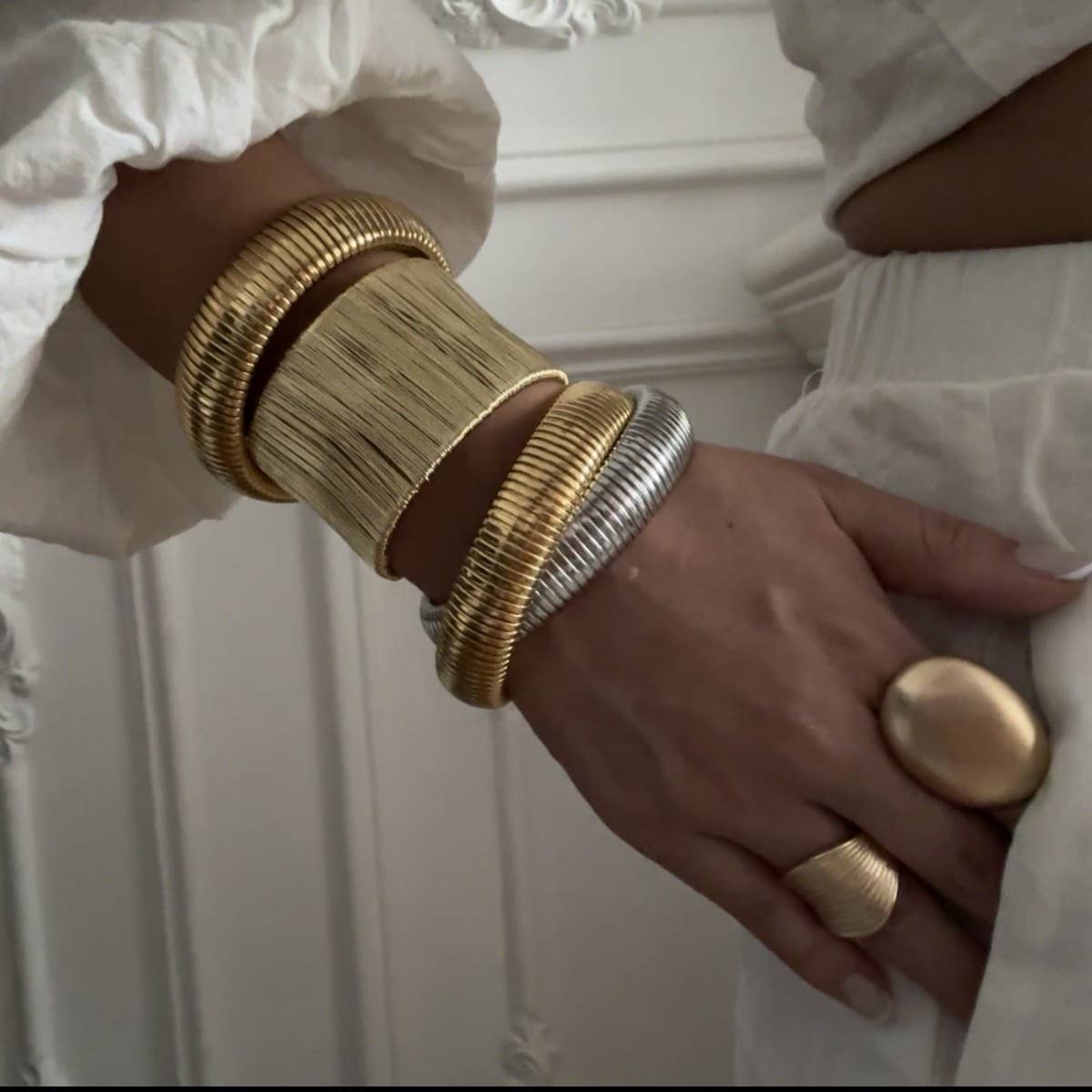 FASHIONABLE SMOOTH SPRING BRACELET FOR WOMEN